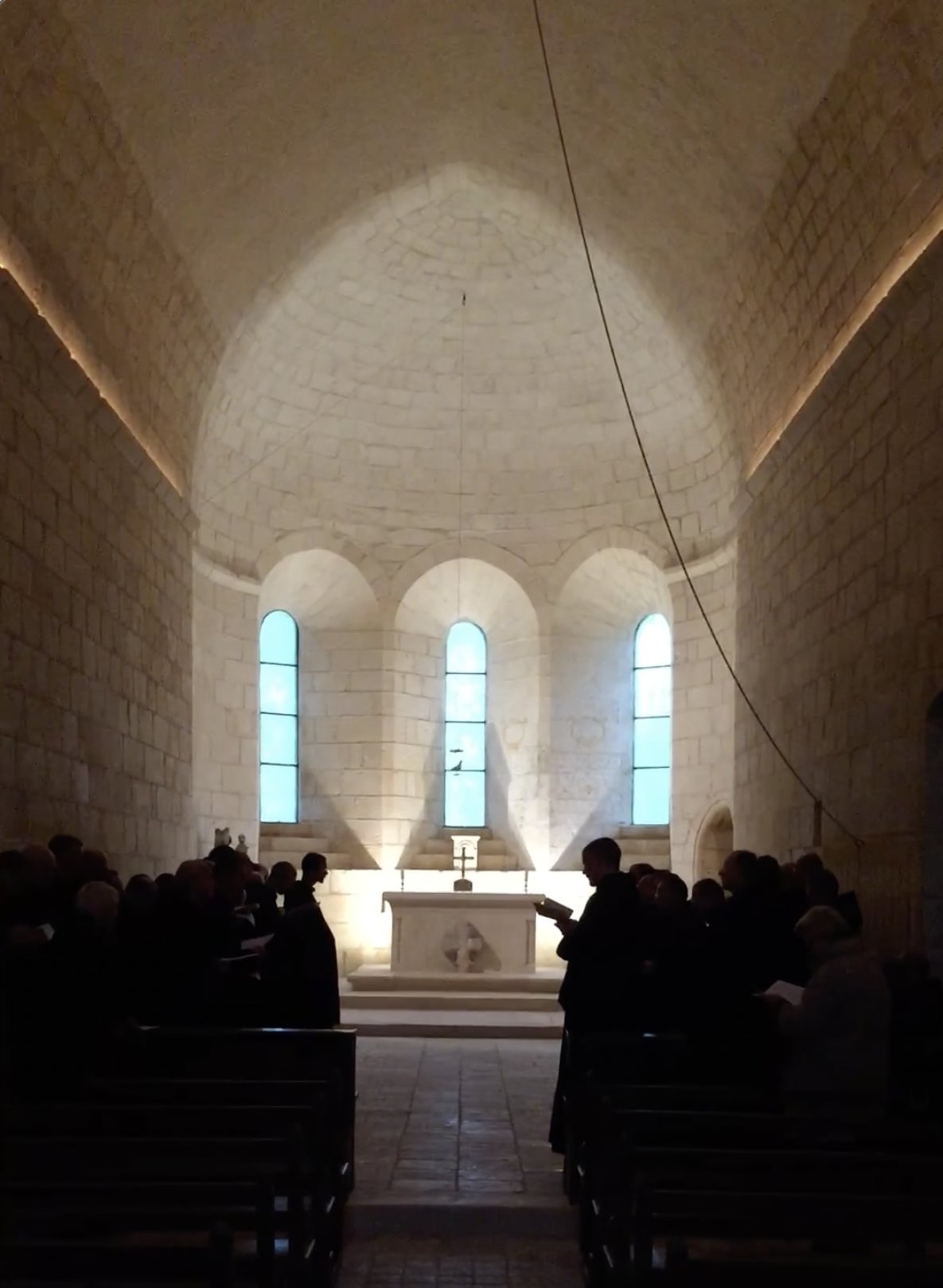 Moines de Fontgombault chantant dans l'église du Prieuré de Puychevrier (36)